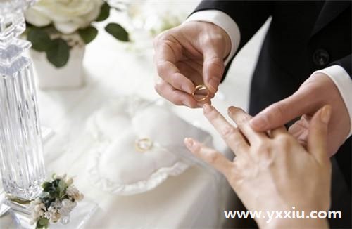 如何挑选合适的婚戒 如何挑选合适的婚戒